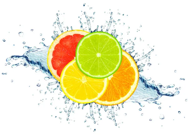 Zitronen Orangen Limetten Und Grapefruitscheiben Wasserspritzer Isoliert Auf Weiß — Stockfoto