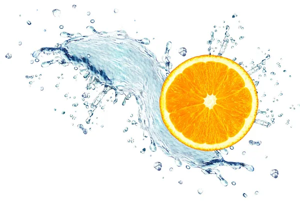 在白色背景上隔离的橙片飞溅的水 — 图库照片