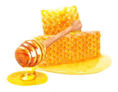 Damlayan bal ve bal peteği beyaz bir arkaplanda izole edilmiş