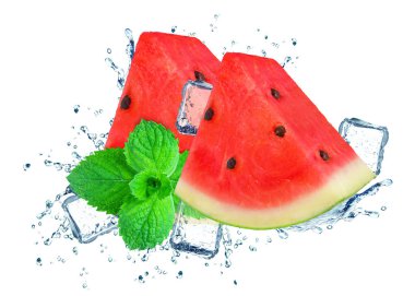 karpuz splash su ve buz üzerinde beyaz izole