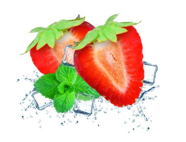 Beyaz arka plan üzerinde izole çilek splash buz kalıbı