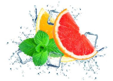 Greyfurt ve portakal üzerinde beyaz izole su ve buz küpleri sıçramasına
