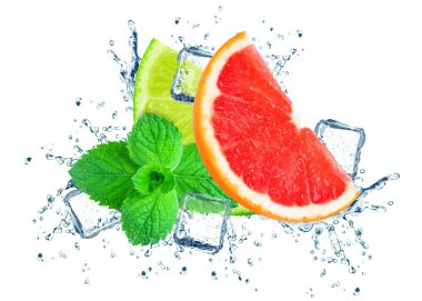 üzerinde beyaz izole greyfurt ve kireç sıçrama su ve buz küpleri