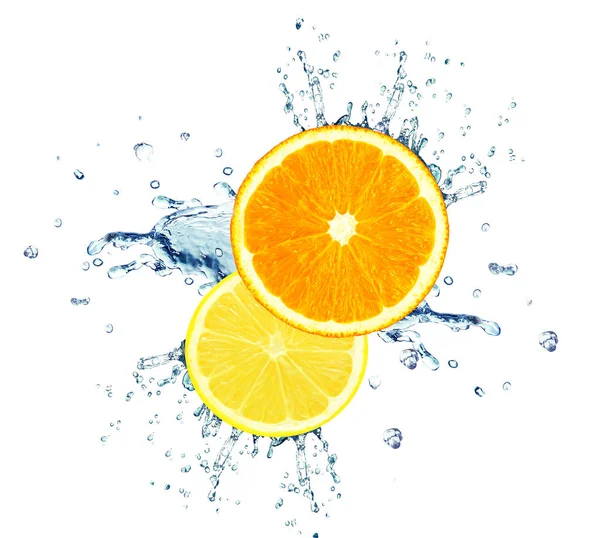 橙色和柠檬与水飞溅隔离在白色 — 图库照片