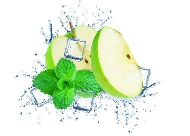 elma sıçrama üzerinde beyaz izole su ve buz küpleri ile