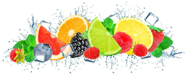 çilek ve narenciye splash su ve buz küpleri üzerinde beyaz izole