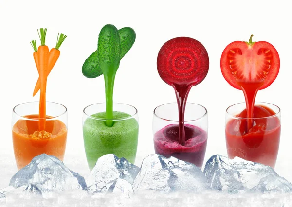 ガラスと白の上に孤立した氷の中の野菜ジュース — ストック写真