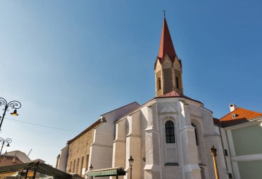 Trinity sütun Kosice eski şehirde, Slovakya kutsal üçlü bir heykel ile Dominik kiliseyle.