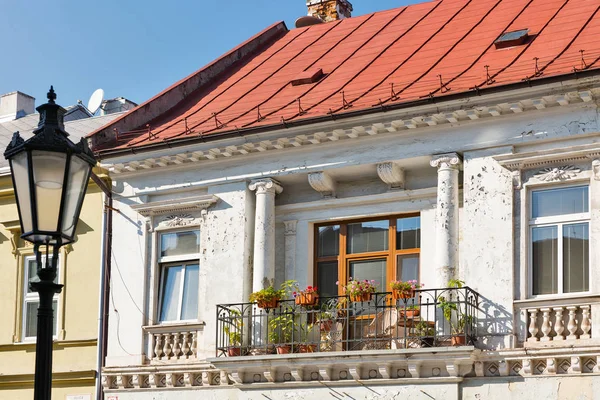 美丽的老房子与 Balkony 和花在科希策 斯洛伐克 — 图库照片
