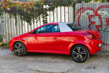 Kosice, Slovakya - 02 Ekim 2017: Opel Tigra Twintop kırmızı lüks coupe Park. Bu bir geri çekilebilir hardtop ile iki kişilik coupe Cabrio. Opel Alman otomobil üreticisi olduğunu.