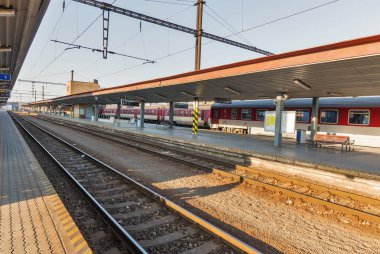 Kosice, Slovakya - 02 Ekim 2017: Boş yolcu demiryolu istasyonu platformu. Kosice Doğu Slovakya'da en büyük şehri ve 2013 yılında Avrupa kültür başkenti yapıldı..
