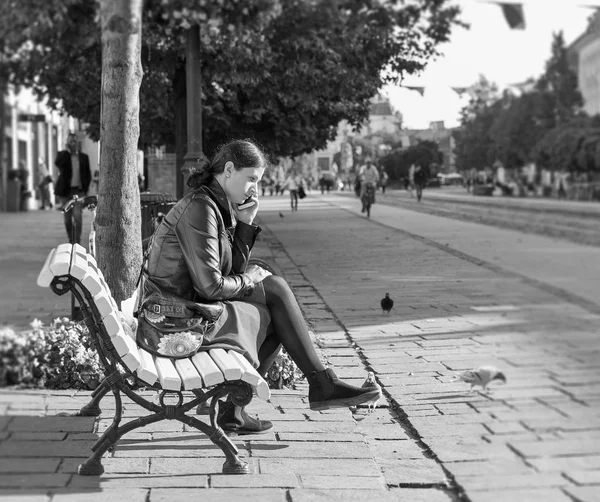 コシツェ スロバキア 2017 白と黒の旧市街でベンチにスマート フォンで美しい若い女性が座っています 2013 年に東部スロバキア最大の都市だった文化のヨーロッパの首都 — ストック写真