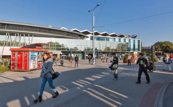 科希策 斯洛伐克 2017年10月02日 不认识的人走在客运火车站前面 科希策是斯洛伐克东部最大的城市 2013年是欧洲文化之都 — 图库照片