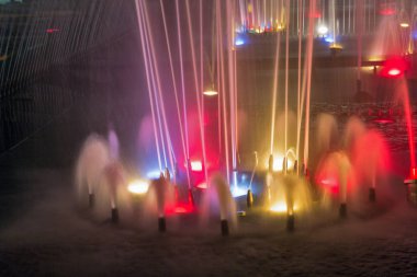 Şarkı Çeşme closeup Hlavna veya Main Square Kosice Eski kentte geceleri, Slovakya.