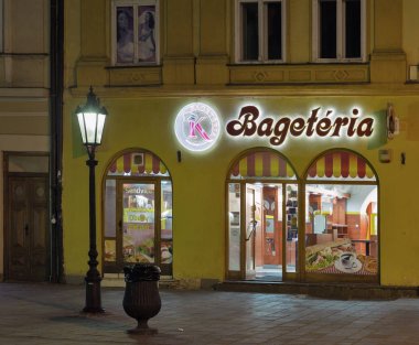 Kosice, Slovakya - 02 Ekim 2017: Sandviç dükkanı Bageteria vitrin cephe, hemen hemen eski kentte. Kosice Doğu Slovakya'da en büyük şehri ve 2013 yılında Avrupa kültür başkenti yapıldı..