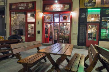 Kosice, Slovakya - 2 Ekim 2017: Açık insanlar içki bira bira evi eski kentte geceleri bar. Kosice Doğu Slovakya'da en büyük şehri ve 2013 yılında Avrupa kültür başkenti yapıldı.