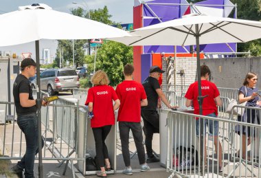 Kiev, Ukrayna - 02 Haziran 2018: Güvenlik ve rehber personel Kiev Şarap Festivali noktasında çalışır. Sağlıklı yemek ve Şarap Festivali iyi şarap şirketi tarafından organize edildi, 77 şarap üreticileri orada yer aldı.