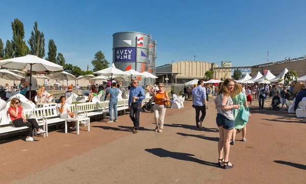 Kiev, Ukrayna - 02 Haziran 2018: Kiev Şarap Festivali gıda mahkeme ve müzik sahne. Sağlıklı yemek ve Şarap Festivali iyi şarap şirketi tarafından organize edildi, dünyanın dört bir yanından gelen 77 şarap üreticileri orada yer aldı.