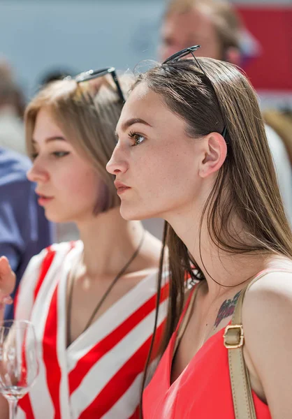 Kiev, Ukrayna - 2 Haziran 2018: Genç kadın Kiev Şarap Festivali ziyaret edin. Şarap ve sağlıklı gıda festival Big iyi şarap şirketi tarafından organize edildi, dünyanın dört bir yanından gelen 77 şarap üreticileri orada yer aldı