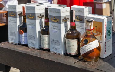 Kiev, Ukrayna - 02 Haziran 2018: Calvados Kiev Şarap Festivali standında. Şarap ve sağlıklı gıda festival Big iyi şarap şirketi tarafından organize edildi, dünyanın dört bir yanından gelen 77 şarap üreticileri orada yer aldı.