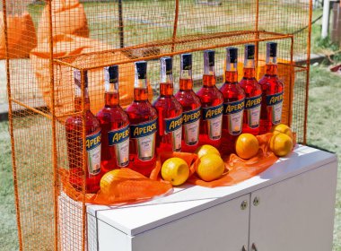 Kiev, Ukrayna - 02 Haziran 2018: Aperol Spritz Kiev Şarap Festivali standında. Şarap ve sağlıklı gıda festival Big iyi şarap şirketi tarafından organize edildi, dünyanın dört bir yanından gelen 77 şarap üreticileri orada yer aldı.