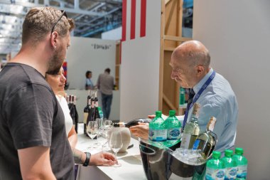 Kiev, Ukrayna - 02 Haziran 2018: İnsanlar Kiev Şarap Festivali ziyaret edin. Şarap ve sağlıklı gıda festival Big iyi şarap şirketi tarafından organize edildi, dünyanın dört bir yanından gelen 77 şarap üreticileri orada yer aldı.