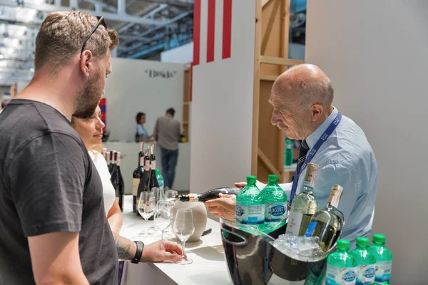 Kiev, Ukrayna - 02 Haziran 2018: İnsanlar Kiev Şarap Festivali ziyaret edin. Şarap ve sağlıklı gıda festival Big iyi şarap şirketi tarafından organize edildi, dünyanın dört bir yanından gelen 77 şarap üreticileri orada yer aldı.