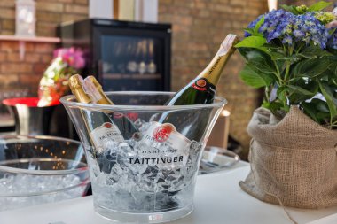 Kiev, Ukrayna - 02 Haziran 2018: Taittinger Kiev Şarap Festivali şampanya bar. Şarap ve gıda festival Big iyi şarap şirketi tarafından organize edildi, dünyanın dört bir yanından gelen 77 şarap üreticileri orada yer aldı.