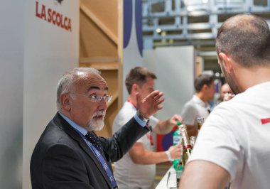 Kiev, Ukrayna - 02 Haziran 2018: Adam sommelier Kiev Şarap Festivali onun şarap sunuyor. Şarap festival Big iyi şarap şirketi tarafından organize edildi, dünyanın dört bir yanından gelen 77 şarap üreticileri orada yer aldı.