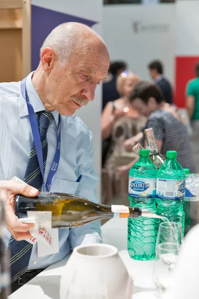 Kiev, Ukrayna - 02 Haziran 2018: Komuta sizde sommelier Kiev Şarap Festivali beyaz şarap dökülen. Şarap iyi şarap şirketi tarafından düzenlenen festival Big, dünyanın dört bir yanından gelen 77 şarap üreticileri orada yer aldı.