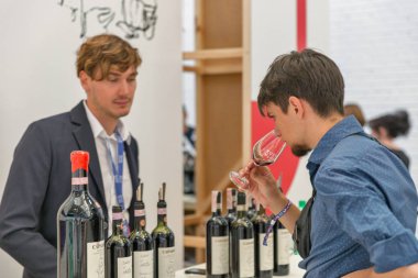 Kiev, Ukrayna - 02 Haziran 2018: Adam sommelier Kiev Şarap Festivali onun şarap sunuyor. Şarap festival Big iyi şarap şirketi tarafından organize edildi, dünyanın dört bir yanından gelen 77 şarap üreticileri orada yer aldı.