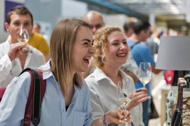 Kiev, Ukrayna - 02 Haziran 2018: Genç kadın Kiev Şarap Festivali köpüklü şarap standında ziyaret edin. dünyanın dört bir yanından gelen 77 winemakers iyi şarap şirketi tarafından düzenlenen festival big aldı.