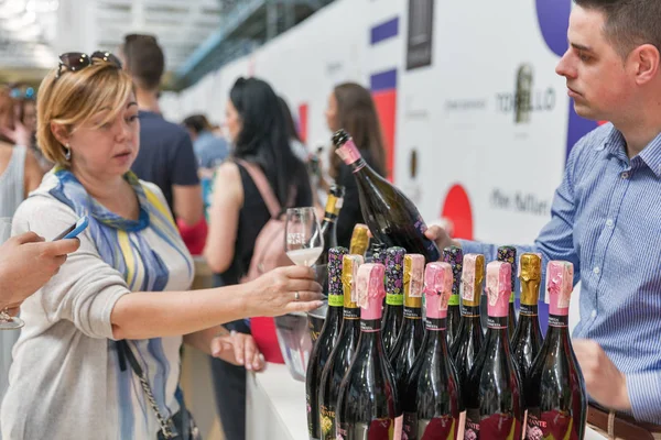 Kiev Ukraine Juin 2018 Verser Vin Mousseux Spumante Festival Vin — Photo
