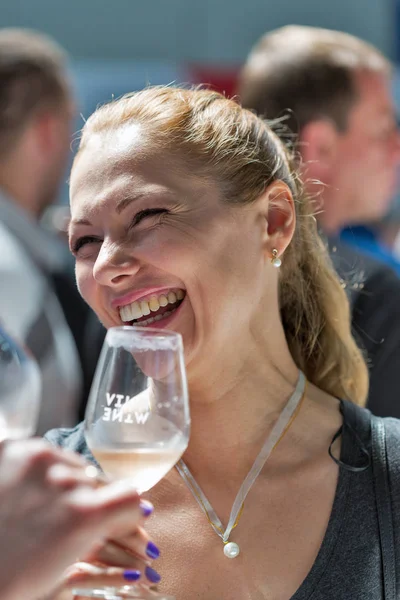 Kiev, Ukrayna - 2 Haziran 2018: Genç kadın tadı şarap Kiev Şarap Festivali. dünyanın dört bir yanından gelen 77 winemakers iyi şarap şirketi tarafından düzenlenen festival big aldı.