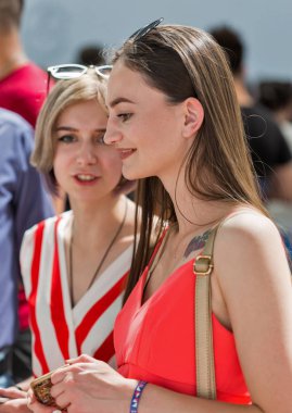 Kiev, Ukrayna - 2 Haziran 2018: Genç kadın Kiev Şarap Festivali ziyaret edin. Şarap ve sağlıklı gıda festival Big iyi şarap şirketi tarafından organize edildi, dünyanın dört bir yanından gelen 77 şarap üreticileri orada yer aldı