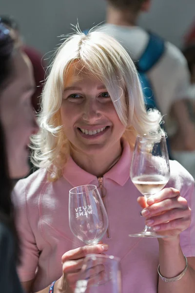 Kiev, Ukrayna - 2 Haziran 2018: Genç kadın tadı beyaz şarap Kiev Şarap Festivali. Şarap ve gıda festival Big iyi şarap şirketi tarafından organize edildi, dünyanın dört bir yanından gelen 77 şarap üreticileri orada yer aldı.