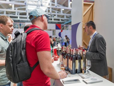 Kiev, Ukrayna - 02 Haziran 2018: Adam sommelier Kiev Şarap Festivali Gürcü şarap sunuyor. dünyanın dört bir yanından gelen 77 winemakers iyi şarap şirketi tarafından düzenlenen festival big aldı.