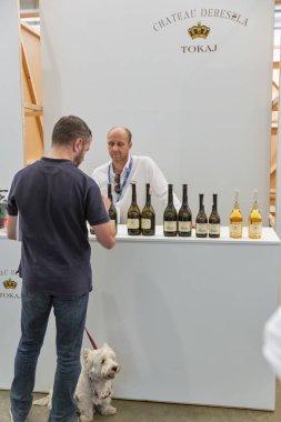 Kiev, Ukrayna - 2 Haziran 2018: Adam ve beyaz scottie Chateau Dereszla Tokaj Kiev Şarap Festivali ziyaret edin. dünyanın dört bir yanından gelen 77 winemakers iyi şarap şirketi tarafından düzenlenen festival big aldı
