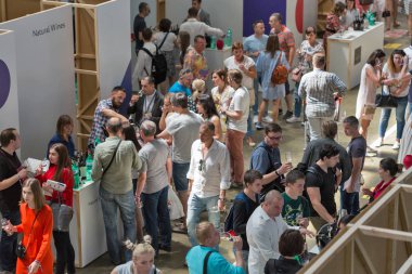Kiev, Ukrayna - 02 Haziran 2018: İnsanlar tat Kiev Şarap Festivali dükkanlar şarap. dünyanın dört bir yanından gelen 77 winemakers iyi şarap şirketi tarafından düzenlenen festival big aldı.
