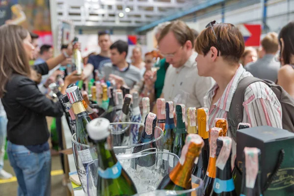 Kiev Ukraine June 2018 People Visit Sparkling Wine Booth Kyiv — Stock Photo, Image