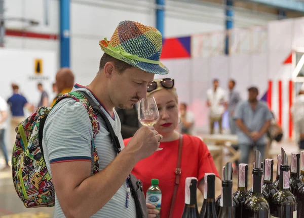 Kiev Ukraine Junho 2018 Pessoas Degustando Vinho Branco Estande Kyiv — Fotografia de Stock