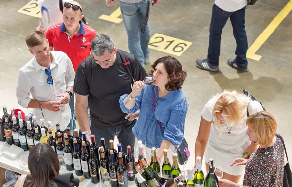 Kiev, Ukrayna - 02 Haziran 2018: İnsanlar tat Kiev Şarap Festivali dükkanlar şarap. dünyanın dört bir yanından gelen 77 winemakers iyi şarap şirketi tarafından düzenlenen festival big aldı.