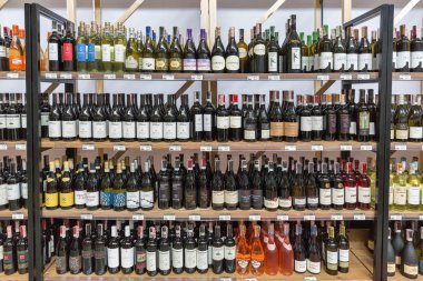 Kiev, Ukrayna - 02 Haziran 2018: Stok rafa koymak şarap ve köpüklü şarap Kiev Şarap Festivali. dünyanın dört bir yanından gelen 77 winemakers iyi şarap şirketi tarafından düzenlenen festival big aldı.