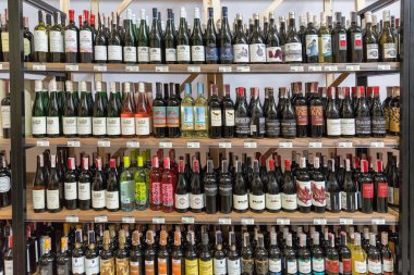 Kiev, Ukrayna - 02 Haziran 2018: Stok rafa koymak şarap ve köpüklü şarap Kiev Şarap Festivali. dünyanın dört bir yanından gelen 77 winemakers iyi şarap şirketi tarafından düzenlenen festival big aldı.