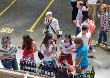 Kiev, Ukrayna - 02 Haziran 2018: İnsanlar tat Kiev Şarap Festivali dükkanlar şarap. dünyanın dört bir yanından gelen 77 winemakers iyi şarap şirketi tarafından düzenlenen festival big aldı.