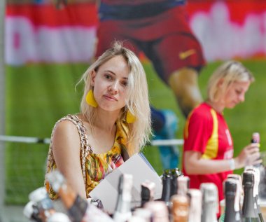 Kiev, Ukrayna - 2 Haziran 2018: Genç kadın tadı şarap Kiev Şarap Festivali. Şarap ve gıda festival Big iyi şarap şirketi tarafından organize edildi, dünyanın dört bir yanından gelen 77 şarap üreticileri orada yer aldı.