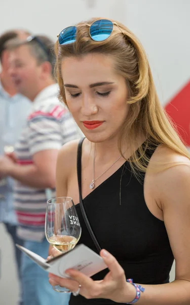 Kiev Ukraine June 2018 People Tasting White Sparkling Wine Kyiv — Stock Photo, Image