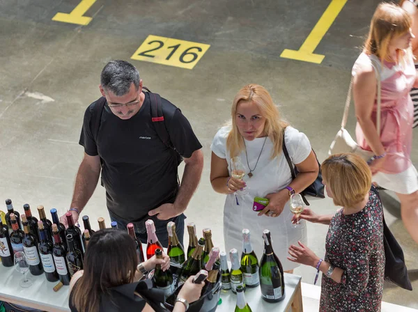 Kiev, Ukrayna - 02 Haziran 2018: İnsanlar tat Kiev Şarap Festivali dükkanlar şarap. dünyanın dört bir yanından gelen 77 winemakers iyi şarap şirketi tarafından düzenlenen festival big aldı.