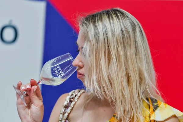 Kiev, Ukrayna - 2 Haziran 2018: Genç kadın tadı beyaz şarap Kiev Şarap Festivali. Şarap ve gıda festival Big iyi şarap şirketi tarafından organize edildi, dünyanın dört bir yanından gelen 77 şarap üreticileri orada yer aldı.
