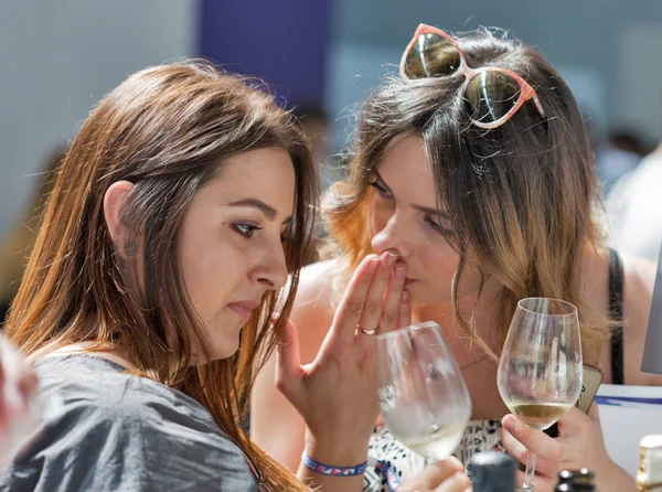 Kiev, Ukrayna - 2 Haziran 2018: Genç kadın Kiev Şarap Festivali ziyaret edin. Şarap ve sağlıklı gıda festival Big iyi şarap şirketi tarafından organize edildi, dünyanın dört bir yanından gelen 77 şarap üreticileri orada yer aldı